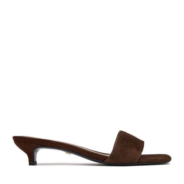 Klapki GINO ROSSI. Brązowe klapki Gino Rossi, bez wzorów, bez obcasa. Za 299.99 zł.