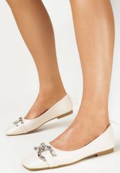 Beżowe Balerinki z Kwadratowym Noskiem i Metalową Ozdobą Vosho. Brązowe baleriny Born2be, z aplikacjami, ze skóry ekologicznej, przed kostkę, bez obcasa, na płaskiej podeszwie. Za 34.99 zł.