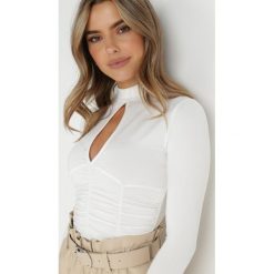 Biała Bluzka z Wycięciem Israela. Białe bluzki Born2be, l, z aplikacjami, z bawełny, eleganckie, bez kołnierzyka, bez ramiączek. W wyprzedaży za 93.49 zł.