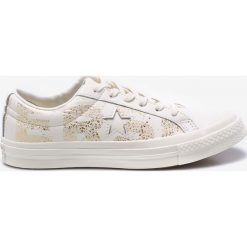 Converse - Buty. Białe obuwie sportowe Converse, z materiału, bez zapięcia. W wyprzedaży za 219.90 zł.