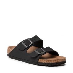 Klapki Birkenstock. Czarne klapki Birkenstock, bez wzorów, bez obcasa. Za 449.99 zł.