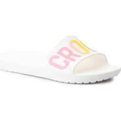 Klapki CROCS - Crocssioane Logo Mania Slide W 205945 White. Białe klapki Crocs, bez wzorów, z tworzywa sztucznego, bez obcasa. Za 89.00 zł.