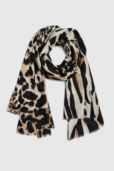 Szal ze zwierzęcym printem beżowy. Brązowe szaliki MOODO, bez wzorów, z poliesteru. Za 59.99 zł.