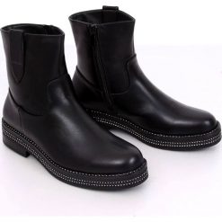 Botki damskie płaskie czarne CH1812-1 Black. Czarne botki ButyModne, z aplikacjami, ze skóry, bez obcasa, na płaskiej podeszwie, bez zapięcia. W wyprzedaży za 109.00 zł.