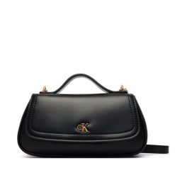 Torebka Calvin Klein. Czarne torebki klasyczne Calvin Klein, bez wzorów, bez dodatków. Za 409.99 zł.
