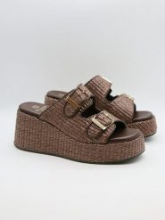 Bellucci Klapki w kolorze jasnobrązowym na koturnie rozmiar: 36. Brązowe klapki Bellucci, bez wzorów, z otwartym noskiem, bez obcasa, na koturnie. Za 121.99 zł.