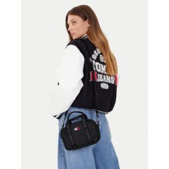 Torebka Tommy Jeans. Czarne torebki klasyczne Tommy Jeans, bez wzorów, z jeansu, bez dodatków. Za 209.99 zł.