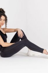 Legitimate damskie sportowe legginsy. Czarne legginsy Dare 2b, bez wzorów, z materiału. Za 126.25 zł.