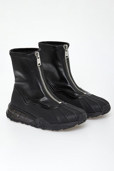 Sneakersy damskie wysoką cholewką DKNY. Botki DKNY, bez wzorów, przed kolano, bez obcasa, bez zapięcia. Za 899.00 zł.