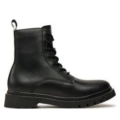 Botki Tamaris. Czarne botki Tamaris, bez wzorów, bez obcasa, na płaskiej podeszwie, bez zapięcia. Za 519.99 zł.