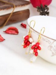 Pierres delicates Pozłacane kolczyki z koralami i perłami rozmiar: onesize. Białe kolczyki Pierres delicates, z koralem, pozłacane, z zapięciem typu bigiel. Za 56.99 zł.