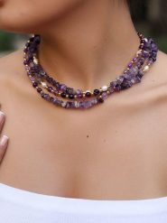 Pierres de Jade Pozłacany naszyjnik z elementami ozdobnymi - dł. 50 cm rozmiar: onesize. Różowe naszyjniki Pierres de Jade, z ametystem, pozłacane. Za 86.99 zł.