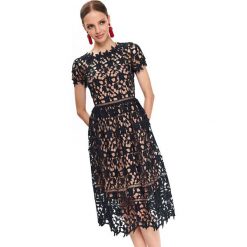 ELEGANCKA KORONKOWA SUKIENKA. Czarne sukienki TOP SECRET, na lato, bez wzorów, z koronki, eleganckie, bez kołnierzyka, bez ramiączek, mini, rozkloszowane. W wyprzedaży za 99.99 zł.