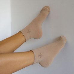 Beżowe skarpetki damskie - delikatny wzór 727. Brązowe skarpety Milena, bez wzorów, z bawełny. Za 14.90 zł.