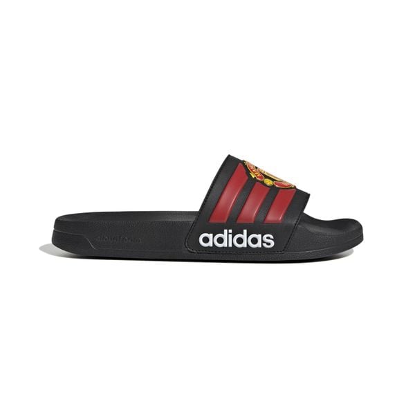 Sandały adilette Manchester United 2025/26. Czarne sandały Adidas, bez wzorów, z materiału, sportowe, bez obcasa, bez zapięcia. Za 136.00 zł.
