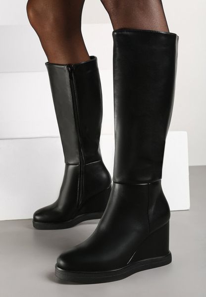 Czarne Klasyczne Kozaki na Koturnie Narini. Czarne kozaki Born2be, z dzianiny, bez obcasa, na koturnie, bez zapięcia. Za 139.99 zł.