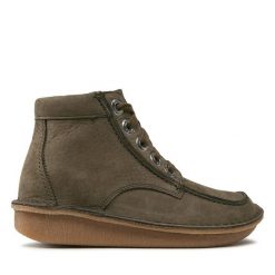 Trzewiki Clarks. Brązowe botki Clarks, bez wzorów, bez obcasa, na płaskiej podeszwie, bez zapięcia. Za 429.99 zł.