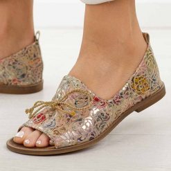 Złote róże skórzane Polskie sandały damskie z zakrytą piętą Deoni D488. Żółte sandały Deoni, bez wzorów, ze skóry, klasyczne, bez obcasa, bez zapięcia. Za 419.00 zł.