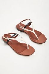 Sandały skórzane EMPORIO ARMANI. Sandały Emporio Armani, bez wzorów, bez obcasa, bez zapięcia. W wyprzedaży za 398.70 zł.