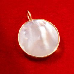 Medalik z masy perłowej 1,5 cm w złotej ramce. Żółte bransoletki Lilou, z perłą, złote. Za 798.00 zł.