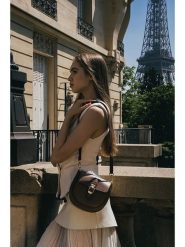 Abaco Skórzana torebka "Polly" w kolorze brązowym - 21 x 19 x 6 cm rozmiar: onesize. Brązowe torby na ramię Abaco, bez wzorów, z materiału, na ramię, bez dodatków. Za 284.15 zł.