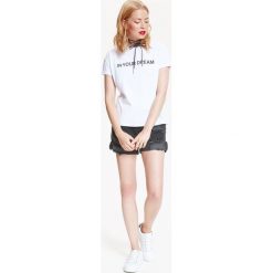 T-SHIRT DAMSKI Z NAPISAMI ORAZ OZDOBNYM WIĄZANIEM Z TYŁU. Białe t-shirty TOP SECRET, bez wzorów, bez kołnierzyka, bez ramiączek. W wyprzedaży za 19.99 zł.