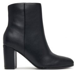 Botki Guess. Czarne botki Guess, z aplikacjami, bez obcasa, na słupku, bez zapięcia. Za 544.99 zł.