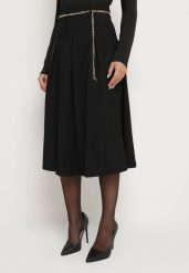 Czarna Rozkloszowana Spódnica z Wiskozą Ozdobiona Łańcuszkiem w Pasie Lilindrae. Czarne spódnice Born2be, do pracy, m, z aplikacjami, z wiskozy, biznesowe, midi, proste. Za 129.99 zł.