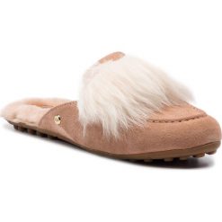 Kapcie UGG - W Shaine Wisp 1099946 W/Ary. Czerwone klapki UGG, bez wzorów, ze skóry, bez zapięcia. W wyprzedaży za 339.00 zł.