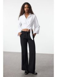 Trendyol Bluzka w kolorze białym rozmiar: 34. Białe bluzki Trendyol, bez wzorów, bez kołnierzyka, bez ramiączek. Za 60.99 zł.