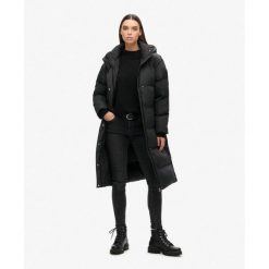 Długi pikowany płaszcz z kapturem. Czarne płaszcze Superdry, bez wzorów, z kapturem. W wyprzedaży za 605.30 zł.