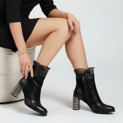 Botki damskie S. Barski, na wysokim obcasie ze skóry i bogato zdobione, czarne, MR52-140. Czarne botki S.BARSKI, z aplikacjami, ze skóry, bez obcasa, na obcasie, bez zapięcia. Za 239.00 zł.