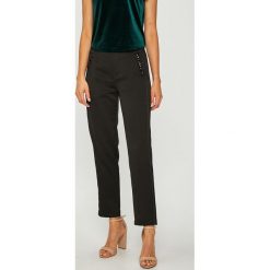 Guess Jeans - Spodnie. Czarne spodnie materiałowe Guess Jeans, na co dzień, m, z aplikacjami, z jeansu. W wyprzedaży za 349.90 zł.