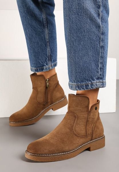 Brązowe Płaskie Botki Ozdobione Aplikacją i Przeszyciami Hariella. Brązowe botki Born2be, z aplikacjami, z jeansu, bez obcasa, na płaskiej podeszwie, bez zapięcia. Za 79.99 zł.