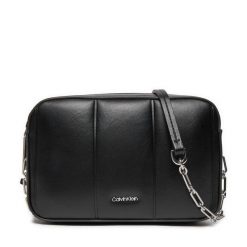 Torebka Calvin Klein. Czarne listonoszki Calvin Klein, bez wzorów, bez dodatków. Za 249.99 zł.