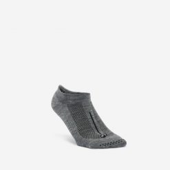 Skarpetki fitness Nyamba antypoślizgowe 900. Szare skarpety DOMYOS, bez wzorów, z dzianiny. Za 29.99 zł.