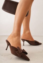 Brązowe Klapki Mule na Szpilce z Kokardką Kimoseis. Brązowe klapki Renee, z aplikacjami, z materiału, z otwartym noskiem, bez obcasa, na obcasie. Za 109.99 zł.