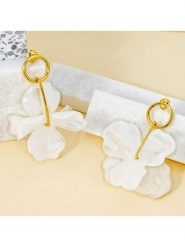 LA CHIQUITA Pozłacane kolczyki-wkrętki "Petals of Love" rozmiar: onesize. Białe kolczyki LA CHIQUITA, pozłacane. Za 101.23 zł.
