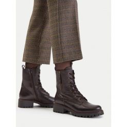 Trzewiki Lasocki. Brązowe botki Lasocki, bez wzorów, bez obcasa, na płaskiej podeszwie, bez zapięcia. Za 279.99 zł.