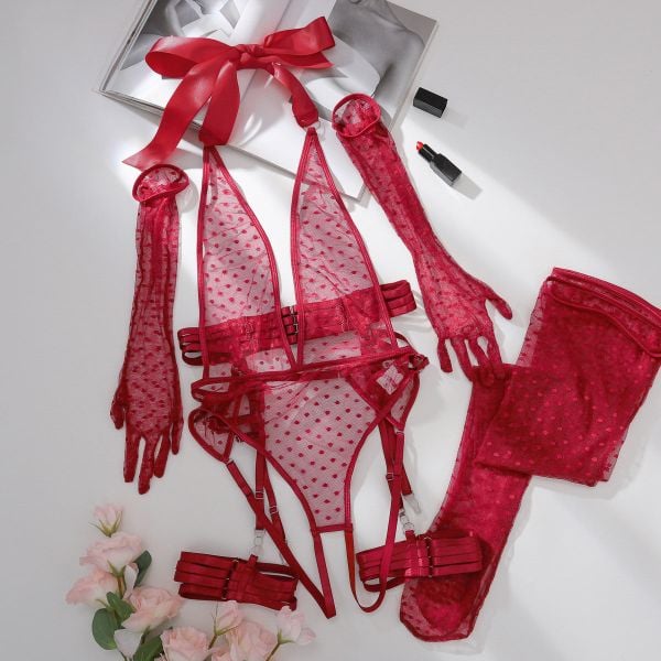 Body z siateczki na wyjątkowe wieczory Caitrin. Czarne body Intica, s, bez wzorów, z materiału. Za 169.00 zł.