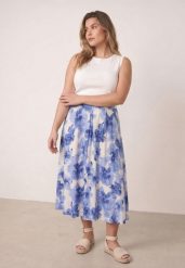 Niebieska Rozkloszowana Spódnica z Wiskozy Zdobiona Kwiatowym Wzorem Palereia. Niebieskie spódnice Born2be, na co dzień, l, z aplikacjami, z tkaniny, plus size, midi, proste. Za 89.99 zł.