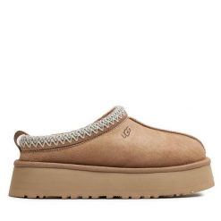 Kapcie Ugg. Brązowe obuwie domowe UGG, bez wzorów, bez zapięcia. Za 589.99 zł.