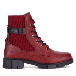 Botki Mustang. Czerwone botki Mustang, bez wzorów, bez obcasa, na płaskiej podeszwie, bez zapięcia. Za 369.99 zł.