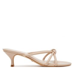 Klapki Guess. Brązowe klapki Guess, z aplikacjami, bez obcasa. Za 489.99 zł.