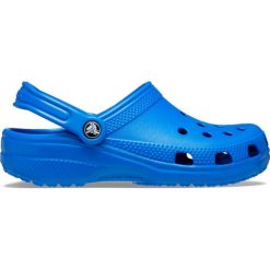Klapki dla dorosłych Crocs Classic. Niebieskie klapki Crocs, bez wzorów, bez obcasa. Za 169.99 zł.