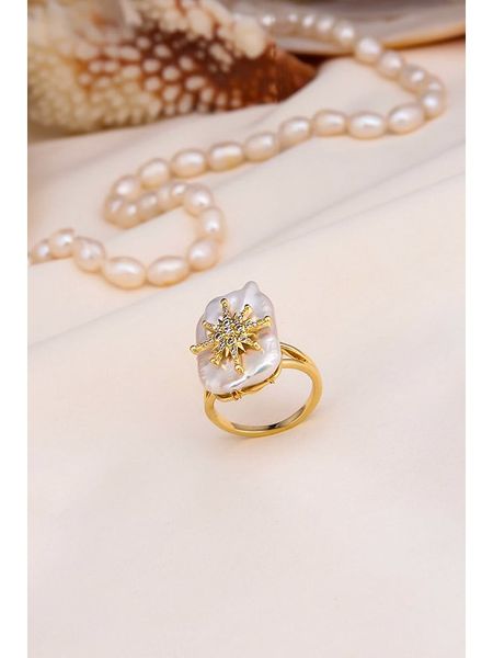 Pierres delicates Pozłacany pierścionek z masą perłową i cyrkoniami rozmiar: onesize. Białe pierścionki Pierres delicates, z cyrkonią, pozłacane. Za 95.92 zł.