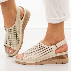 Beżowe sandały damskie na koturnie Vinceza 85213. Brązowe sandały VINCEZA, bez wzorów, z jeansu, casualowe, bez obcasa, na koturnie, bez zapięcia. Za 139.00 zł.