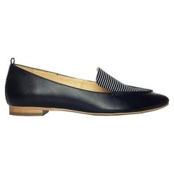 Skórzane lordsy w kolorze czarnym. Czarne lordsy L37, bez wzorów, ze skóry, bez obcasa, bez zapięcia. W wyprzedaży za 299.95 zł.