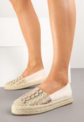 Ciemnobeżowe Espadryle Ozdobione Plecionką i Geometrycznym Motywem Sdivoria. Brązowe espadryle Renee, bez wzorów, z jeansu, bez obcasa, na płaskiej podeszwie, bez zapięcia. Za 64.99 zł.