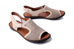 COMFORTABEL 710227-08 beige, sandały damskie. Brązowe sandały Comfortabel, bez wzorów, bez obcasa, na płaskiej podeszwie, bez zapięcia. Za 264.90 zł.